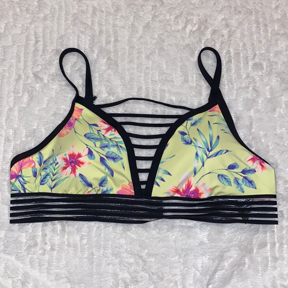 NWOT Pink ultimate strappy sports bra